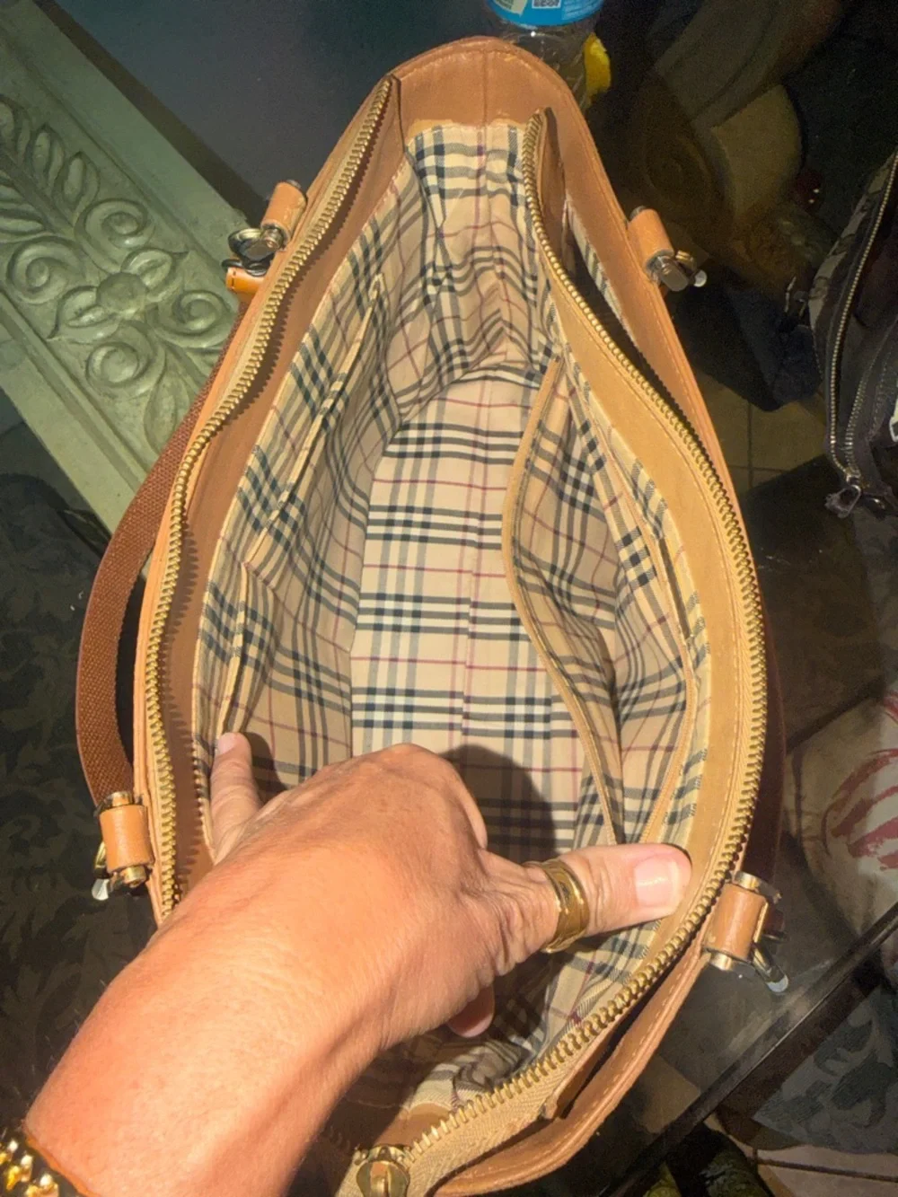 💯 Burberry Tan Leather Shoulder Bag with Hand-Painted Purple Floral Accents - Picture 8 of 16